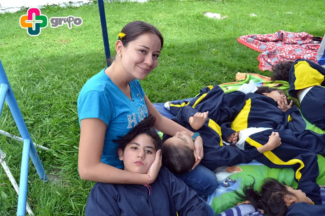 Persona acompañando a otra durante un momento tranquilo