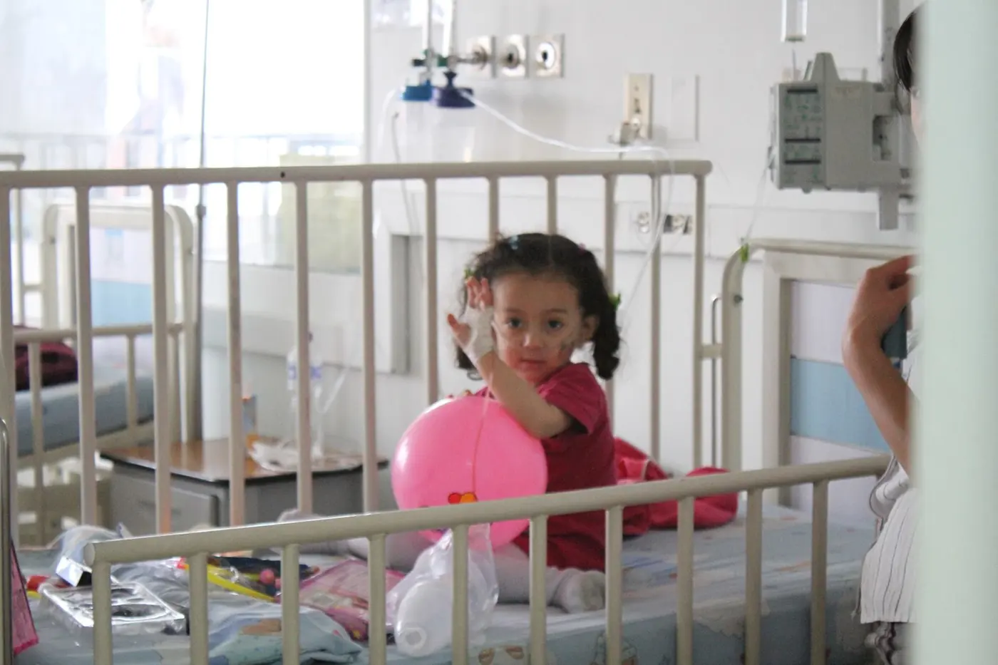 Niña en una cuna durante la jornada de Navidad en Hospital Kennedy