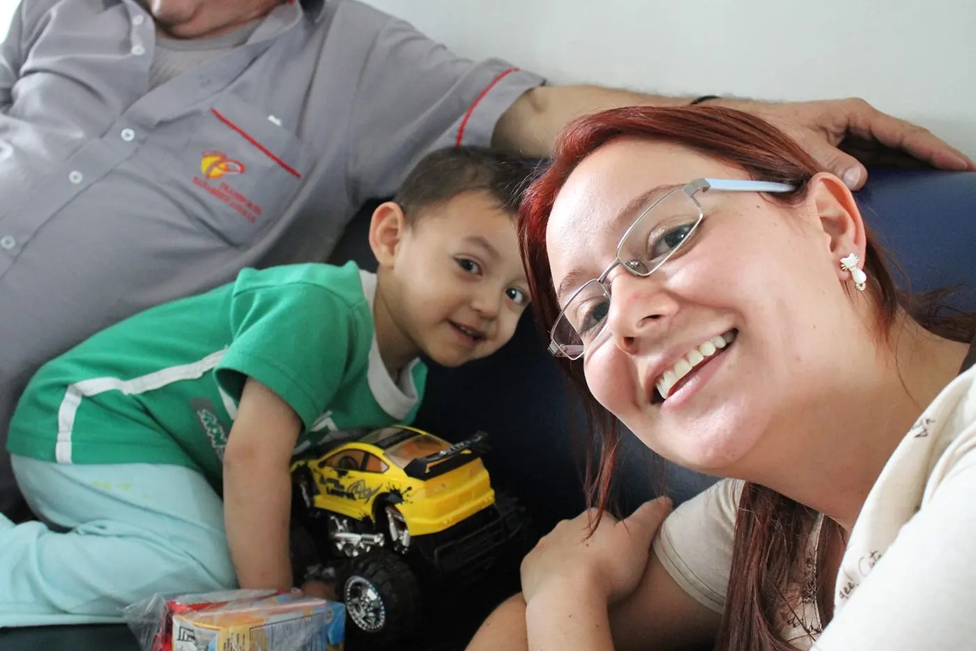 Persona acompañando a un niño durante la jornada
