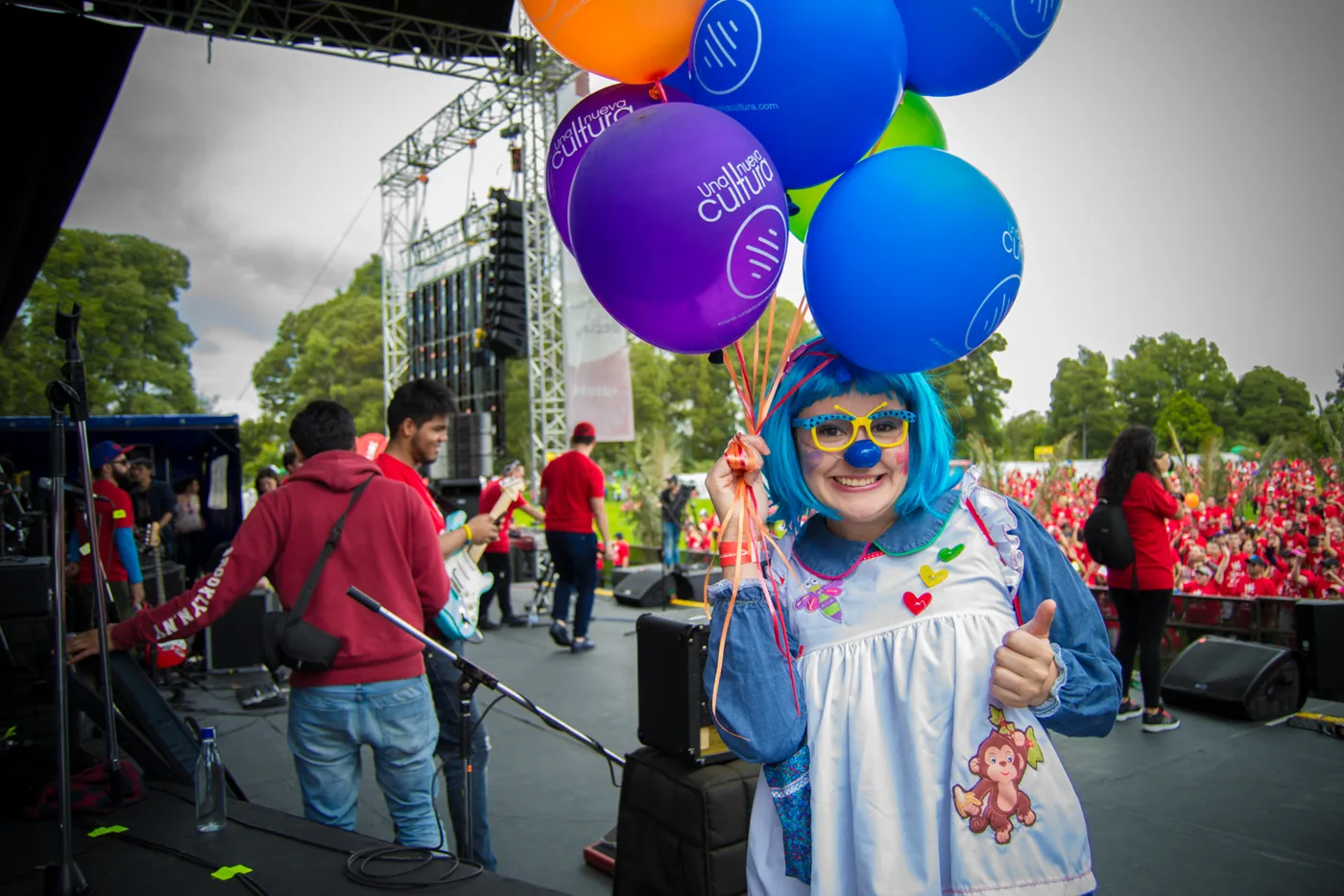 Persona junto al escenario y globos de Jesus Run