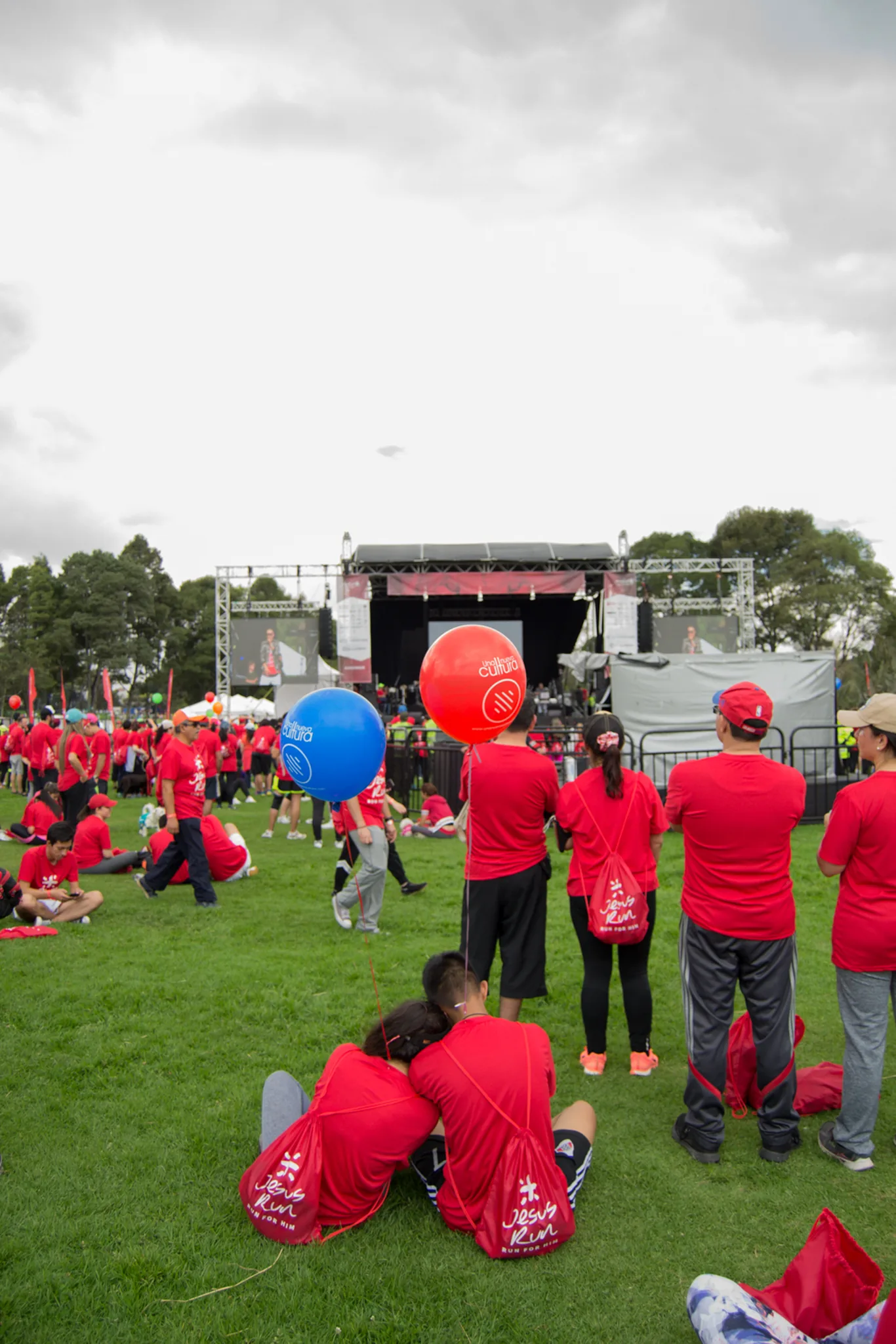 Grupo de participantes con camisetas rojas durante Jesus Run