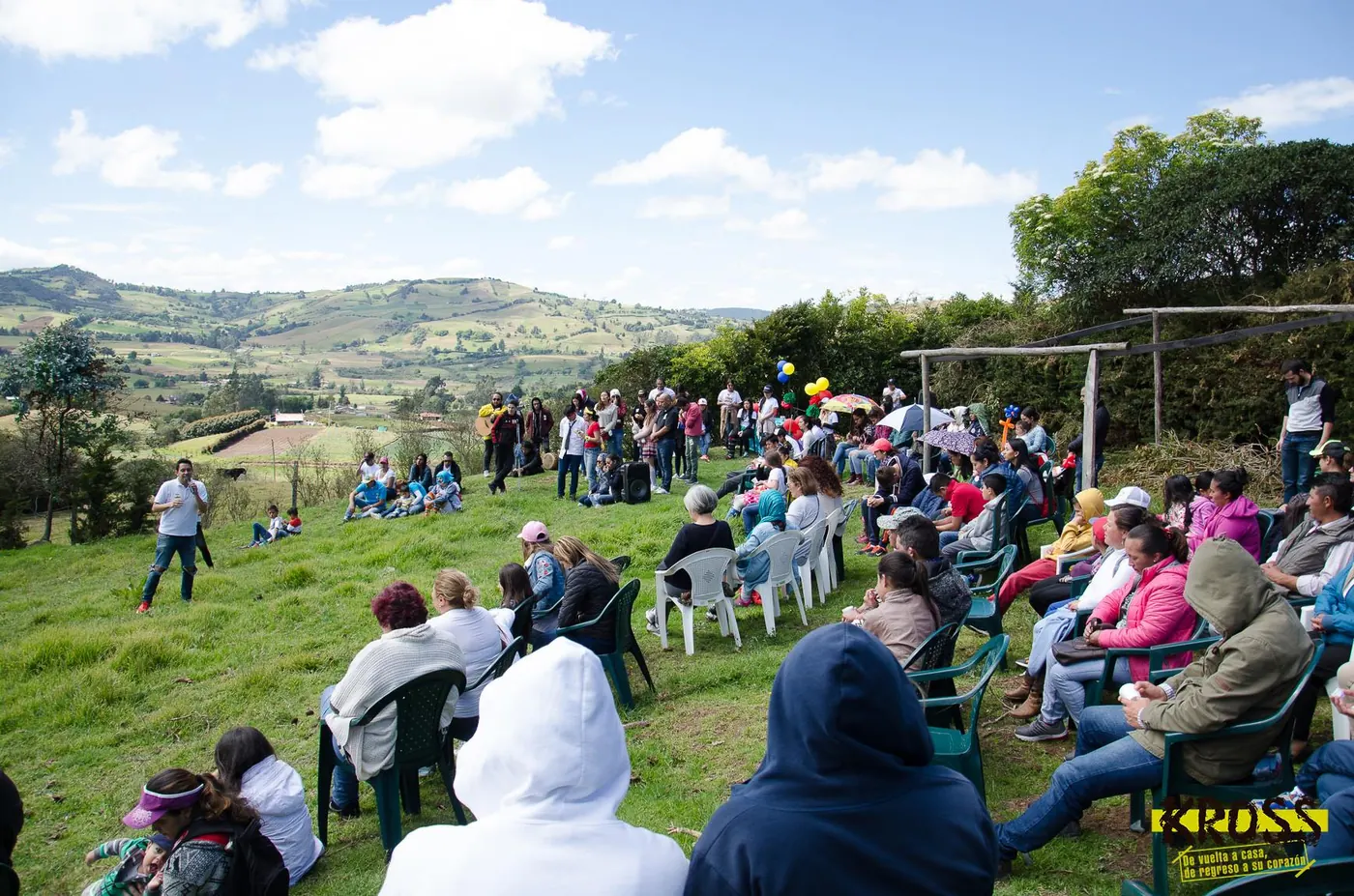 Personas y familias reunidas durante Kross en Chocontá