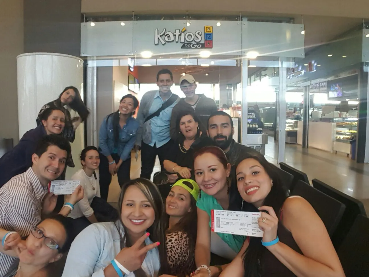 Equipo reunido antes de continuar el recorrido