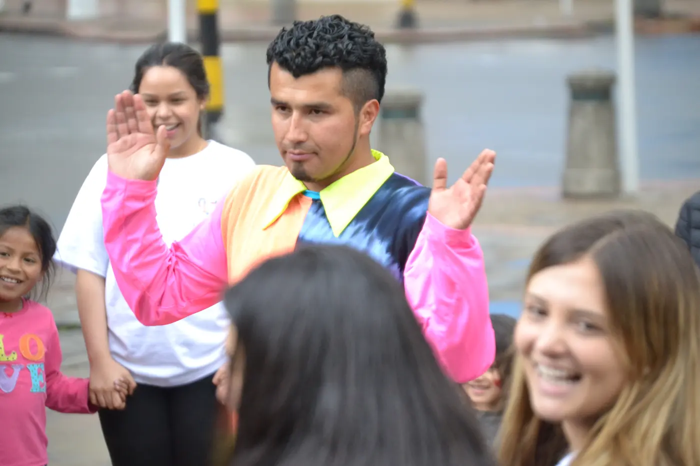 Persona animando la actividad junto al grupo