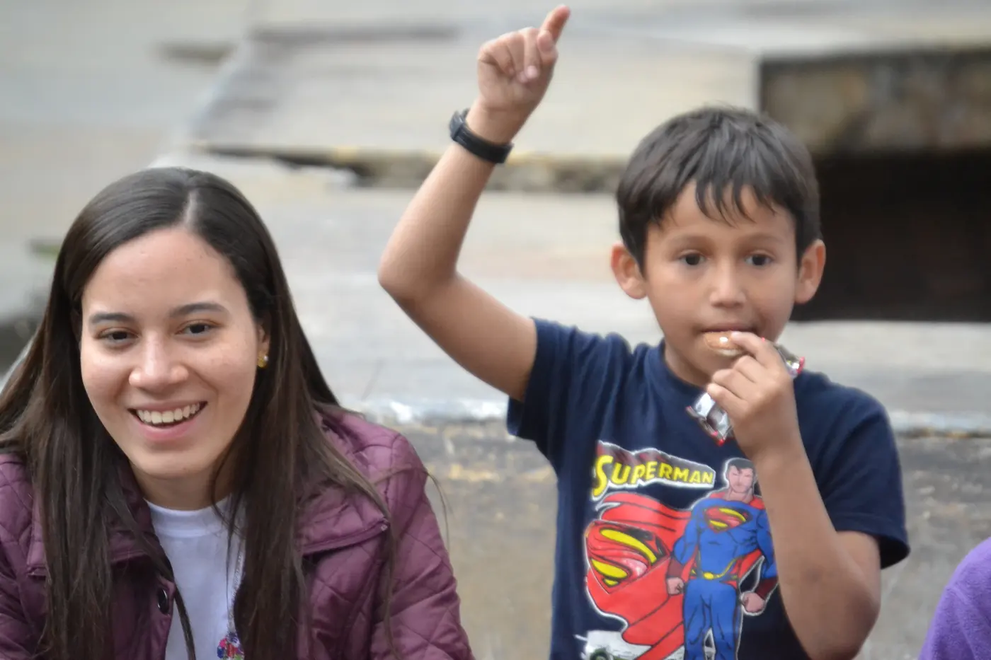 Niño levantando la mano durante el círculo