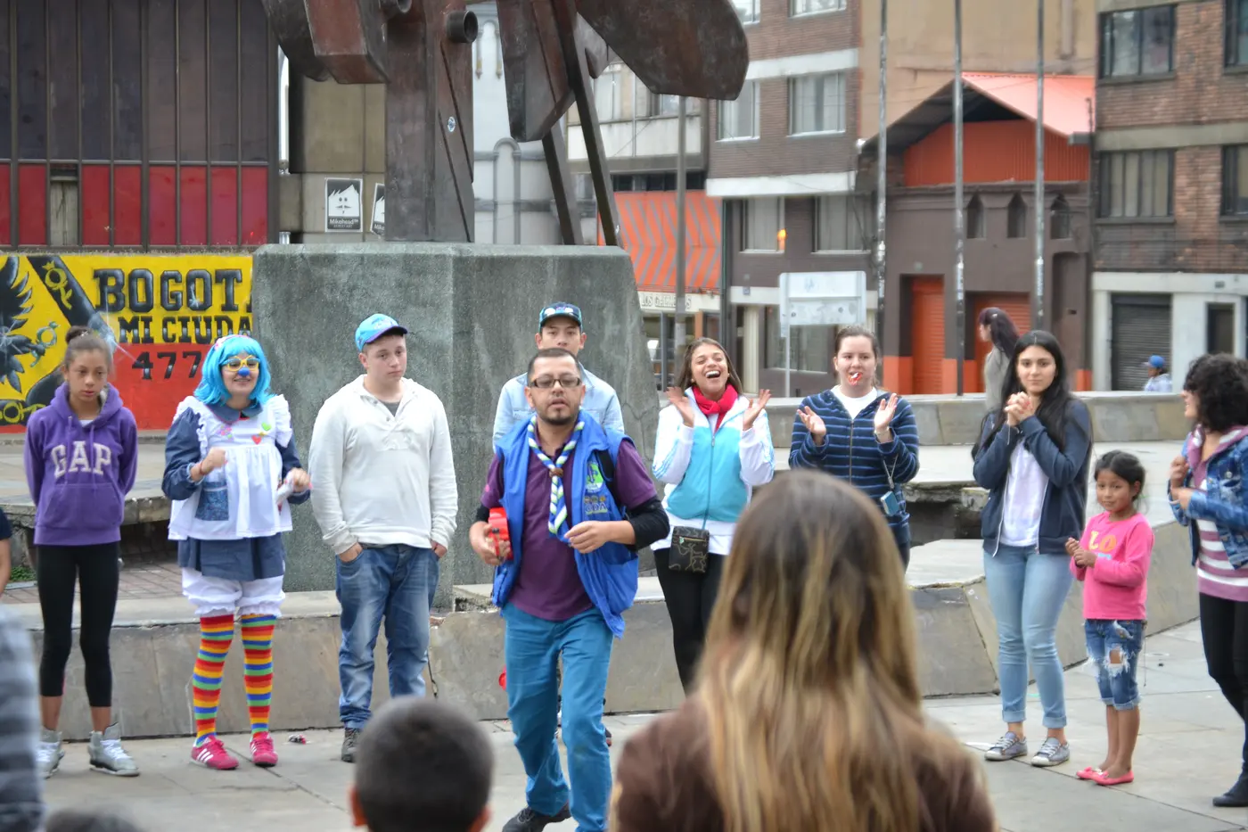 Grupo de adultos y niños reunidos durante la jornada de 2015