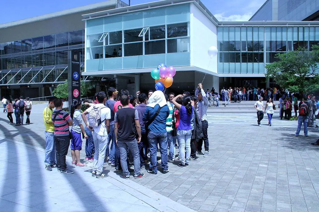 Personas reunidas en el espacio de Soluciones Juveniles