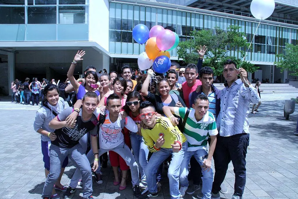Grupo reunido durante Soluciones Juveniles en Medellín