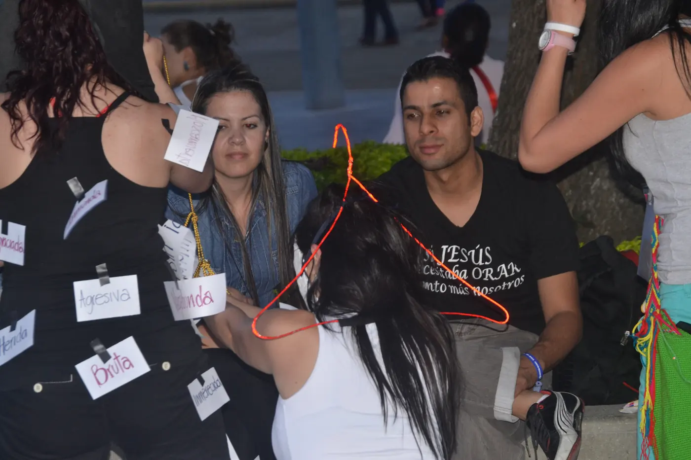Actividad con cintas durante Soluciones Juveniles 2014