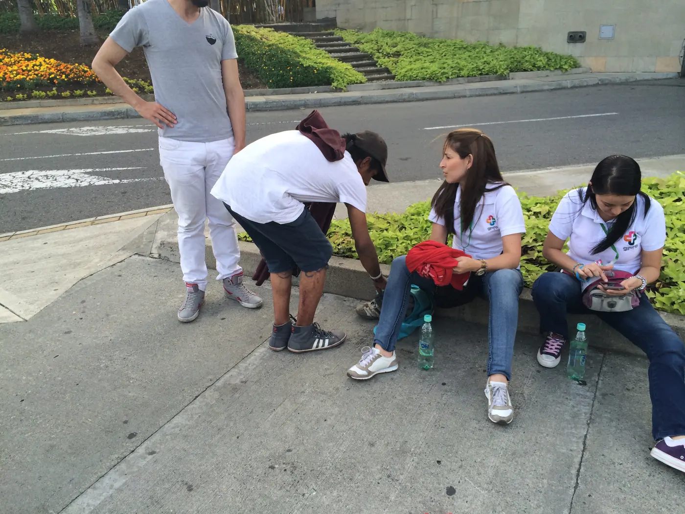 Personas compartiendo una conversación en la calle durante Soluciones Juveniles 2014