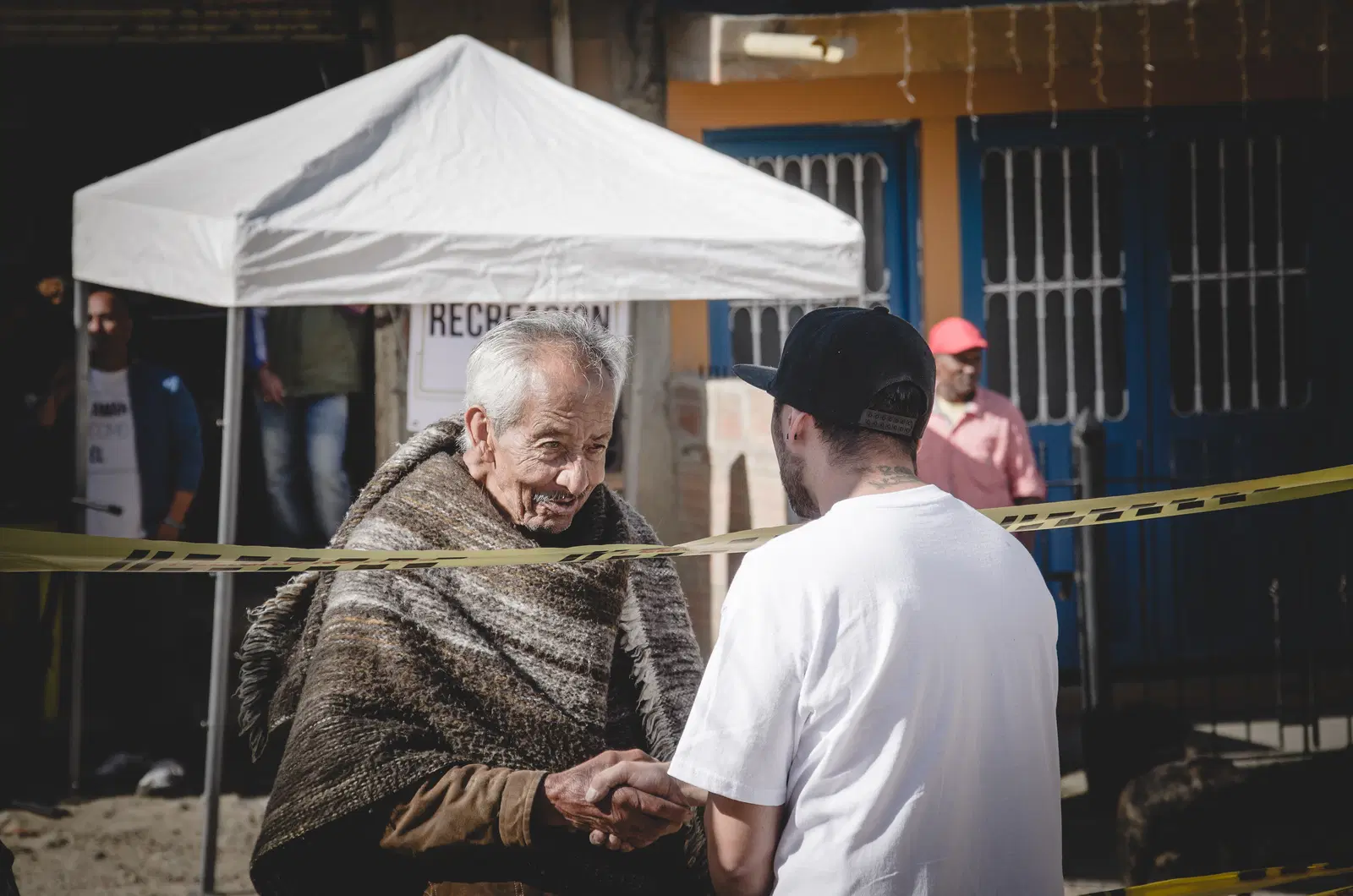 Dos personas se encuentran durante Kross en Soacha, 2017