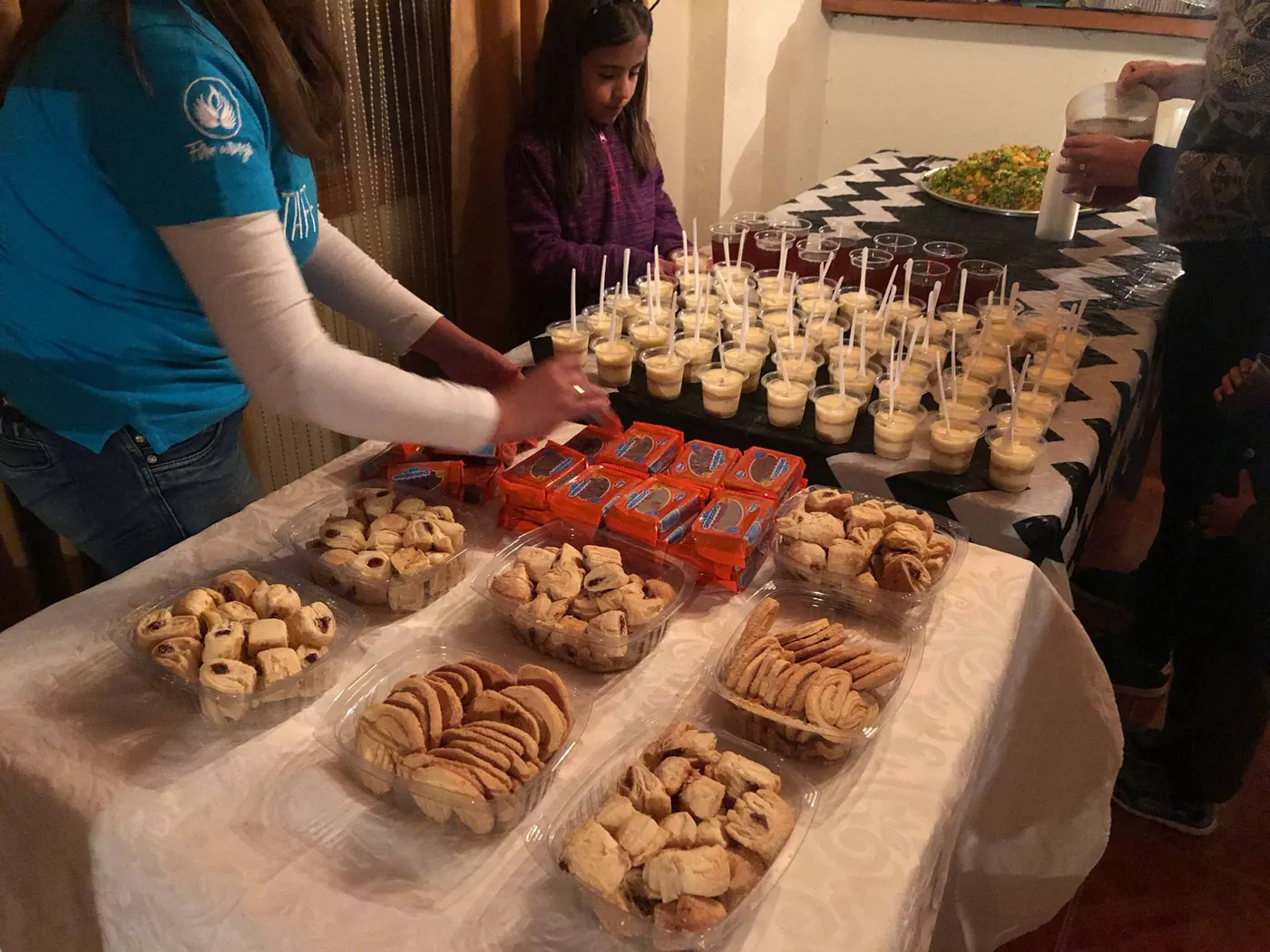 Personas preparan alimentos para una cena compartida en Chocontá
