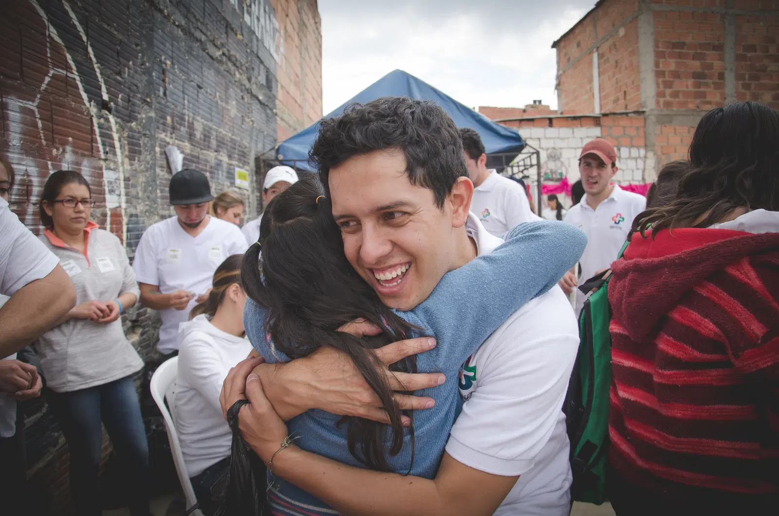 Dos personas se abrazan durante Kross