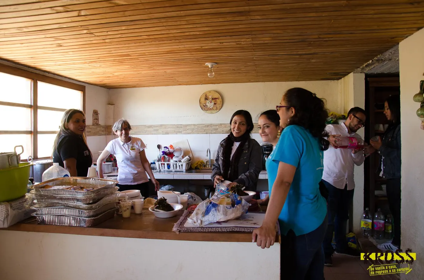 Una mesa se prepara para compartir alimentos con familias